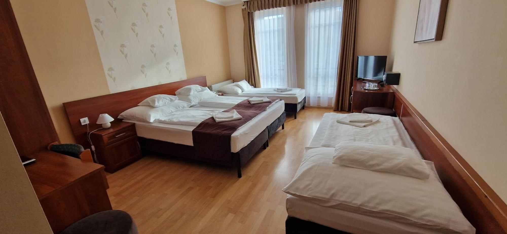 Hotel Patonai Fertőd Exteriör bild