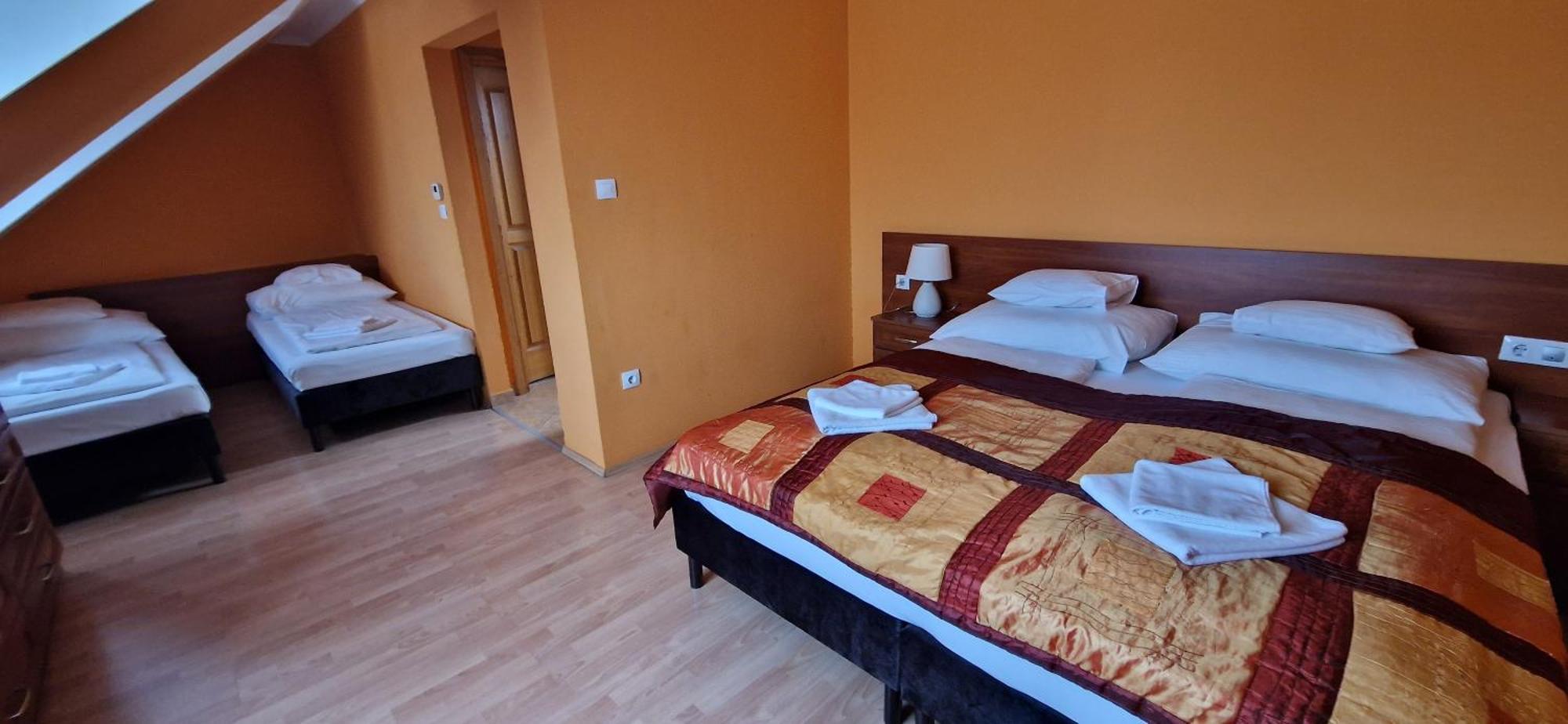 Hotel Patonai Fertőd Exteriör bild