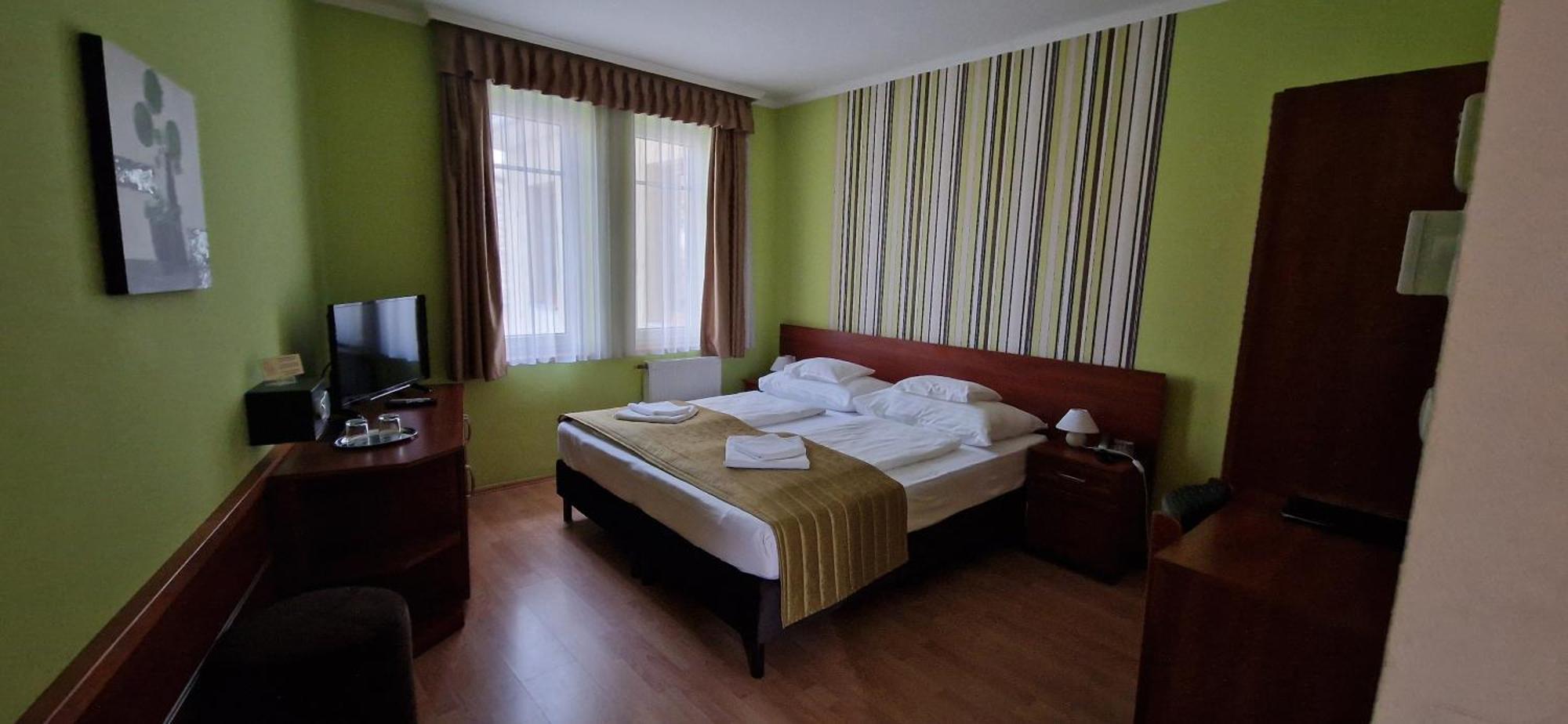 Hotel Patonai Fertőd Exteriör bild