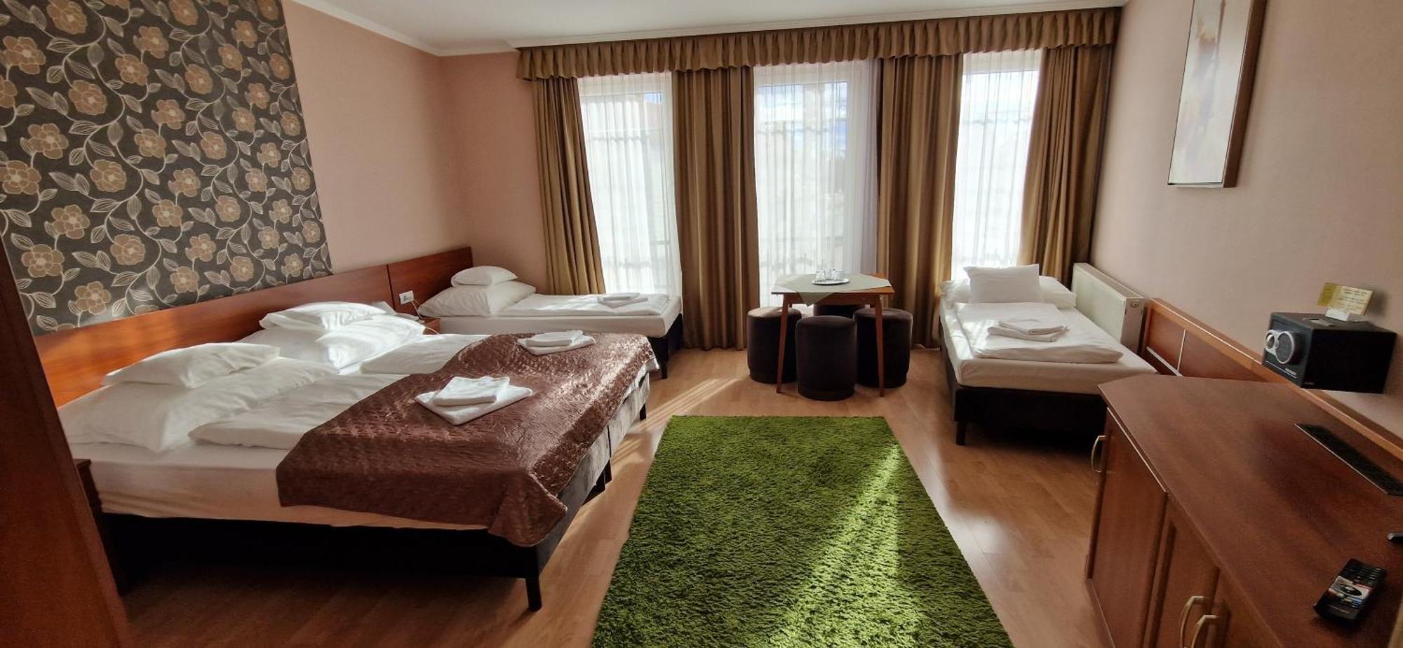 Hotel Patonai Fertőd Exteriör bild