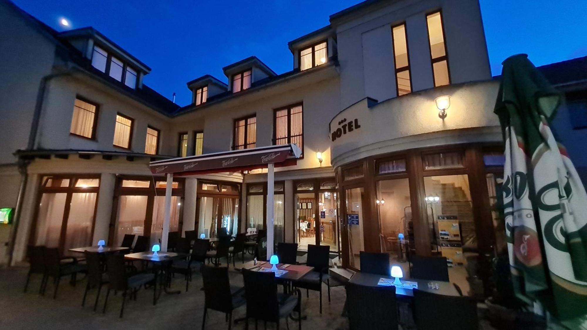 Hotel Patonai Fertőd Exteriör bild
