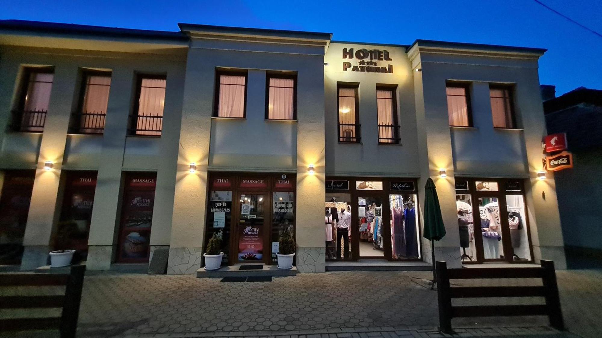 Hotel Patonai Fertőd Exteriör bild