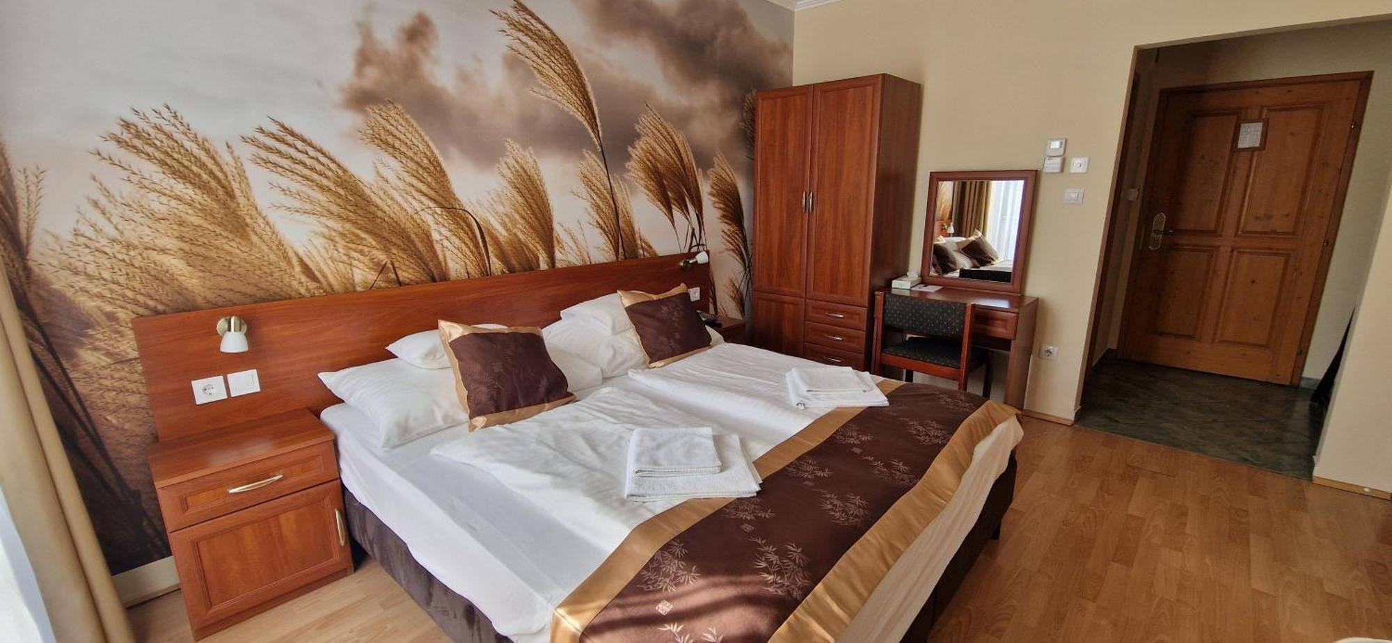 Hotel Patonai Fertőd Exteriör bild