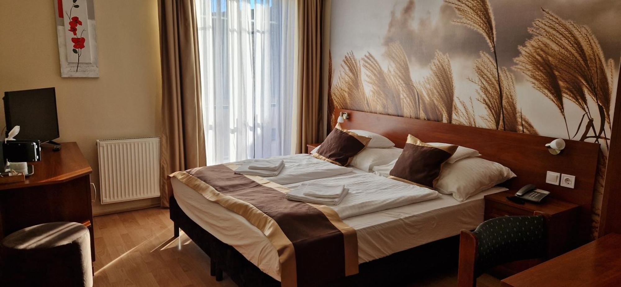 Hotel Patonai Fertőd Exteriör bild