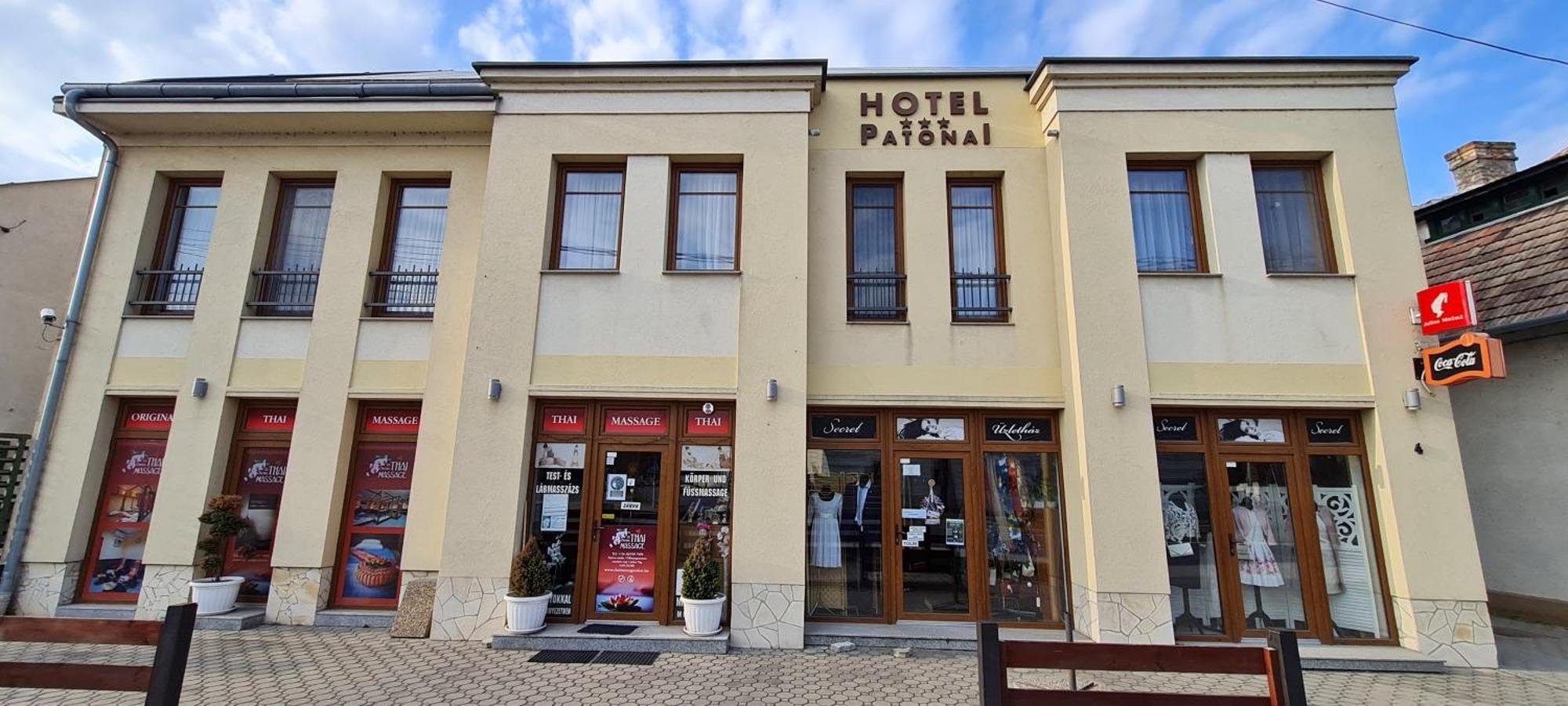 Hotel Patonai Fertőd Exteriör bild